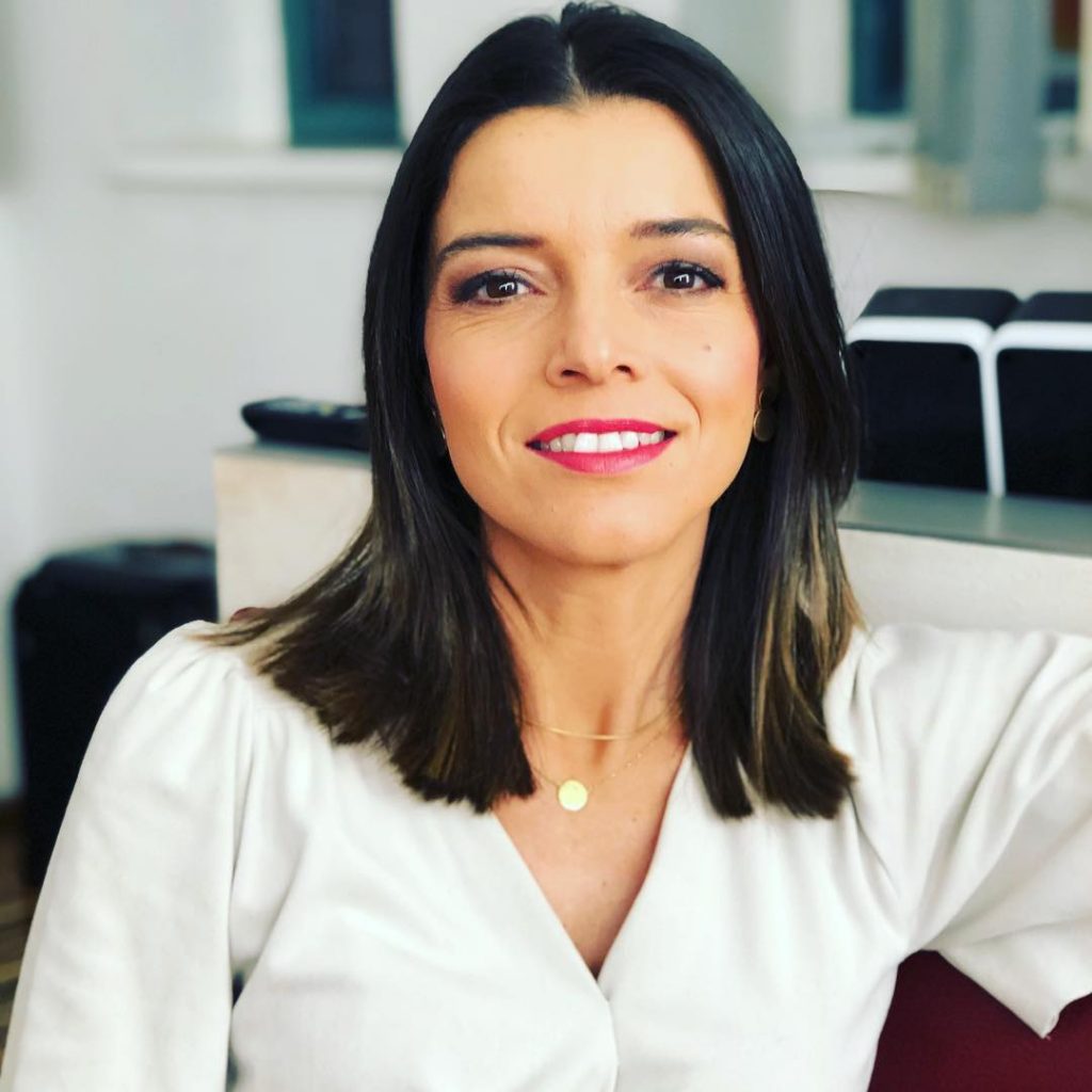 Ana Plasencia - Multilingual Presenter