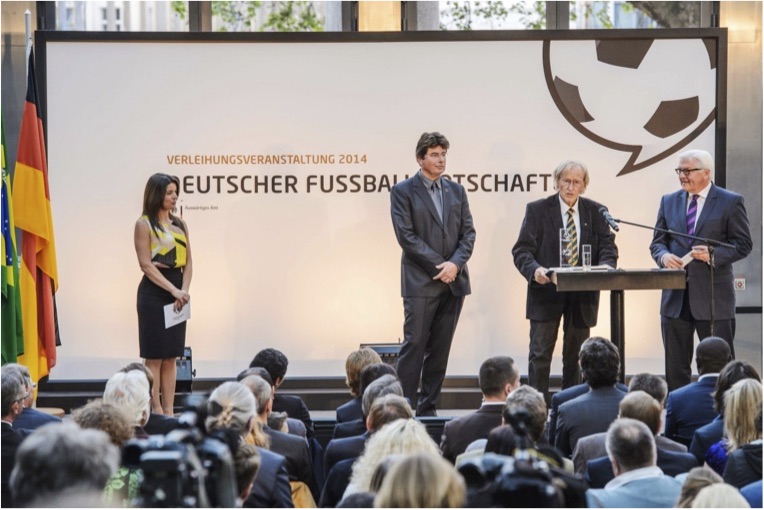 Ana Plasencia moderates Preisverleihung Deutschen Fußballbotschafter 2014